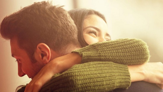abrazar a tu pareja disminuye la ansiedad