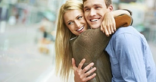 al abrazar a tu pareja, liberas oxitocina