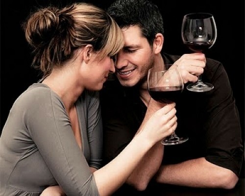 compartir una copa de vino con la pareja