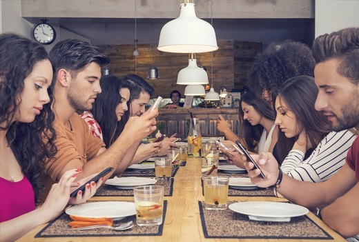 celulares en la mesa